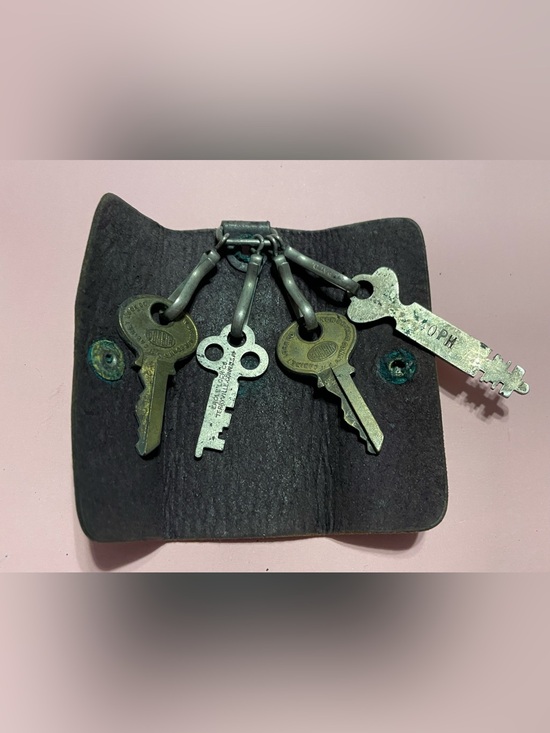 Unique Vintage Other - Vintage Leather Key Holder w/ Keys #8192